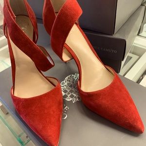 VINCE CAMUTO ASYMMETRICAL PUMPS